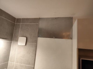 Photo de galerie - Plaque de tôle 2mm d' épaisseur placée de l'autre côté de la cloison soutenant le cumulus de 30L.