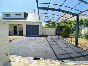 Photo de galerie - Rénovation d une devanture 
pose de pavé décoratif et enrobé noir

pose du carport ainsi que du portail 
