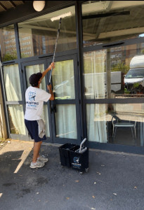 Photo de galerie - Je dispose d’une perche pour les vitres en hauteur 
