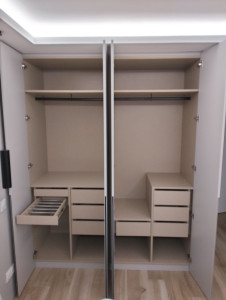 Photo de galerie - Montage professionnel d’armoires avec des finitions de qualité.
Je réalise également des meubles sur mesure et des projets personnalisés
