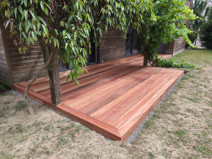 Photo de galerie - Terrasse sur plots et lambourdes en bois exotique Muiracatiara