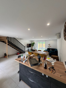 Photo de galerie - Création d’un faux plafond pour enfin permettre à ma cliente d’avoir plus d’éclairage avec des spots encastrés comme elle le souhaitait ! ??
