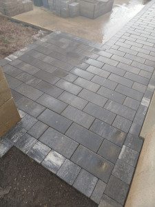 Photo de galerie - Réalisation d'une bande de propreté autour de la maison.
pose d'un pavage 14x14 sur les contours.
et 32x16 a l'intérieur 