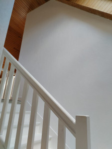 Photo de galerie - Pose de papiers à peindre et peinture dans une cage d'escalier 