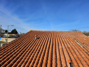 Photo de galerie - Pose de nouvelles tuiles et décapage toiture 
