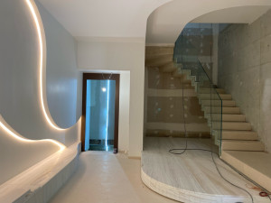 Photo de galerie - Accès ascenseur d une villa de luxe ( deco placo)