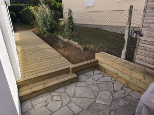 Photo de galerie - Habillage bois et aménagement d'une allée en pin.