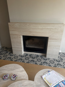 Photo de galerie - Réalisation d’une cheminée en carrelage, avec une pose soignée et des finitions propres. Travail réalisé avec précision et souci du détai