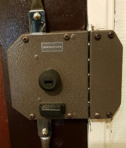 Photo de galerie - Serrure blindée 3 points Héraclès haute sécurité – fournie et posée. Protection maximale contre l’effraction, prix imbattable réservé aux clients Allo Voisins.