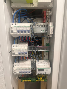 Photo de galerie - Rénovation complète de tableau électrique – matériel Schneider Electric. Protection des personnes et des équipements. Installation sécurisée et conforme aux normes actuelles (NFC 15-100). Travail propre et professionnel. 