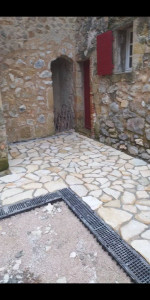 Photo de galerie - Mise en oeuvre de trottoir périphérique+ sol en pierre (joints en cours) 