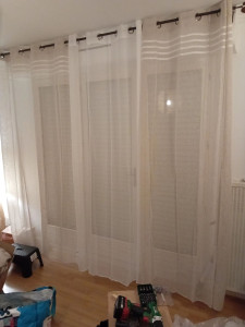 Photo de galerie - Installation de la tringle à rideaux 