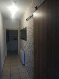 Photo de galerie - Pose tapisserie et installation porte coulissante 