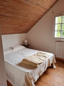 Photo de galerie - Home staging chambre , peinture murale et application d'un badigeon sur le lambris en sous pente