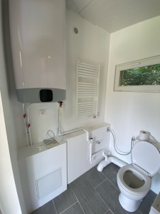 Photo de galerie - Installation d’un ballon d’eau chaude intelligent, d’un wc, sèche serviette, carrelage et baignoire  