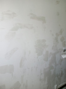 Photo de galerie - ?️ Préparation des murs: rebouchage, ponçage et préparation avant mise en peinture.