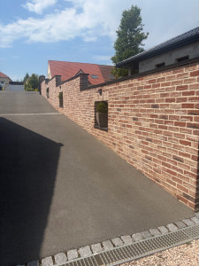 Photo de galerie - Pose de brique sur mur en parpaing