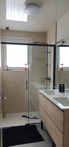 Photo de galerie - Rénovation salle de bain.
Plomberie, carrelage, receveur, colonne de douche, meuble vasque, porte couleur douche.
