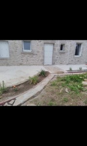 Photo de galerie - Création terrasse béton et dallage pierre enduit a la chaux  bordure et massif