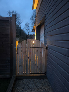 Photo de galerie - Réalisation et pose d’un portillon avec une ossature en chêne et planches en douglas