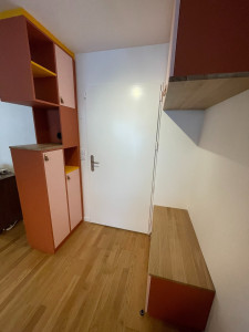 Photo de galerie - Meuble coloré et graphique mêlant terracotta, rose et touches de jaune, avec rangements ouverts et fermés. Un design original qui dynamise l’espace