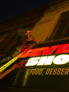 Photo de galerie - Installation de spot extérieure sur enseigne déjà existante 