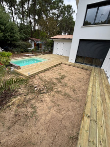 Photo de galerie - Fabrication et pose de 56m2 de terrasse en pin traité. 