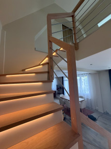 Photo de galerie - Réalisation d’un habillage d’escalier avec éclairage ainsi que rambarde.