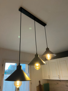 Photo de galerie - Pose d’un lustre industriel après déplacement de l’alimentation électrique au dessus du bar plan de travail. 