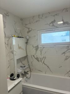Photo de galerie - Salle de bain avec des carrelage 120x60 imitation marbre à Mérignac 
