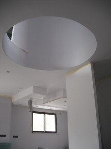 Photo de galerie - Plafond plaque de plâtre et trémie d'escalier ronde