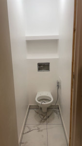 Photo de galerie - Installation de toilette suspendue. Bye-bye toilette Anglais pour un meilleur hygiène.