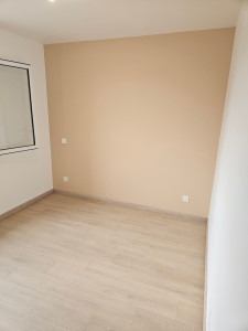 Photo de galerie - Réalisation de placo +joints à placo +ponçage rectification +1 couche primaire +2 couches finition peinture acrylique +les murs en couleurs dans ch 1 ch2 et salon+parquet 