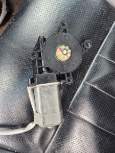 Photo de galerie - Dysfonctionnement aléatoire du lève-vitre sur Hyundai Coupé 2.0 GLS : démontage, contrôle du mécanisme et test moteur