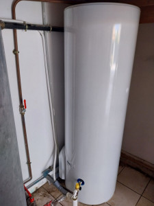 Photo de galerie - Remplacement de cumulus 300 L avec le groupe de sécurité, et remplacement du robinet d'eau chaude sur le mur par une vanne.