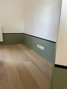 Photo de galerie - Peinture murale, sous bassement avec un liserer noir.