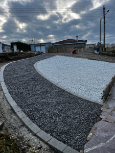 Photo de galerie - Création d’un chemin avec une délimitation pavée et mise en place de mineral