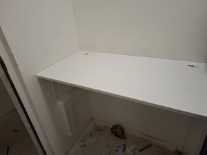 Photo de galerie - Création et installation d'un bureau sur mesure dans une zone restreinte avec rajout de prise électrique 