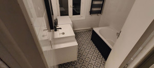 Photo de galerie - Réfection de toute la salle de bain : lavabo, baignoire, sèche-serviettes, faïence et carrelage.