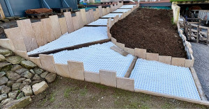 Photo de galerie - Construction d’une rampe en pente douce bordée de pierres naturelles. 