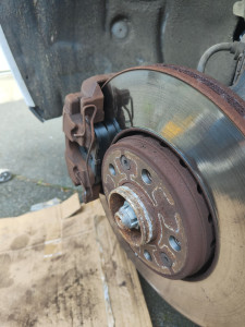 Photo de galerie - Bonjour 
je propose mes services entretien tout véhicule 
vidange, plaquette, disque, phare, ampoule toute réparation je peut vous faire a petit prix 
déplacement jusqu'au domicile 