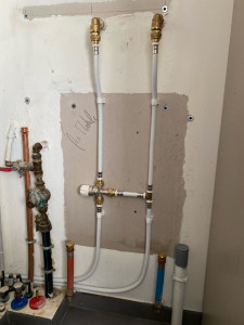 Photo de galerie - Pose d’un limiteur de température après l’installation d’un chauffe-eau plat. Respect des normes et plus de risques de brûlures.