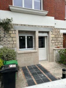 Photo de galerie - Une grande démolition sur la façade pour mettre  une fenêtre et une porte d’entrée reprendre le  façade avec des dalles en marbre et pose de deux volet roulant électrique et le garde corps pour la fenêtre