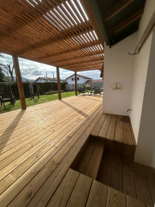 Photo de galerie - Terasse en pins et pergola avec des carrelé ajouré