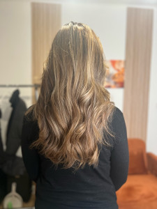 Photo de galerie - Balayage beige lumineux avec brushing wavy