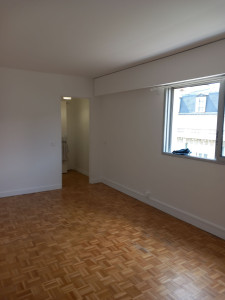 Photo de galerie - Salon rénové par la réalisation d'enduit puis peinture planche sur les murs ainsi que sur le plafond. Pour le sol, réalisation de Ponçage et vernis à la demande du client. 
