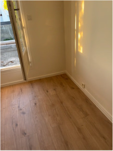 Photo de galerie - Pose parquet bois et plinthes 