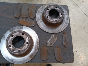 Photo de galerie - Remplacement disque et plaquettes sur un Renault Master 