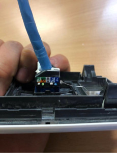 Photo de galerie - Installation des prises RJ45