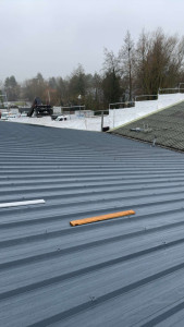 Photo de galerie - Dépose de l’ancienne toiture pour laisser place à une nouvelle toiture en bac acier avec finition 